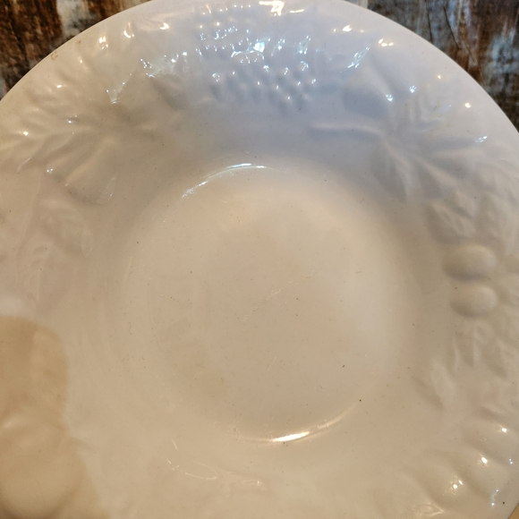 Gibson Creamy White All Over Fruit Wheat Embossed Bowls Set Of 3 8" - Picture 5 of 6